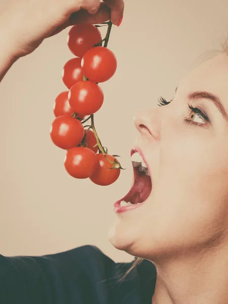 Женщина со свежими помидорами черри — стоковое фото