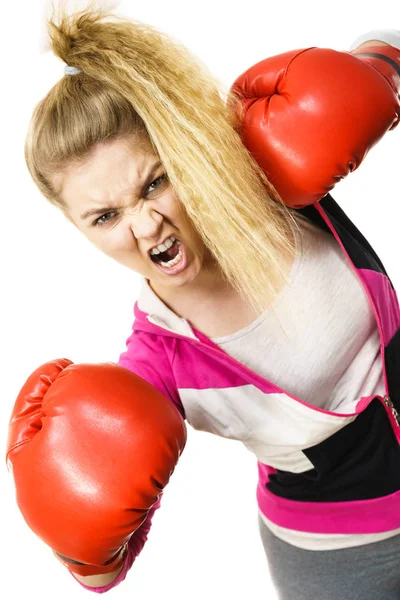 Mulher irritada vestindo luvas de boxe — Fotografia de Stock