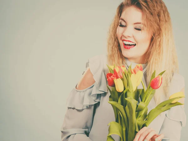 Bella donna con mazzo di tulipani gialli rossi — Foto Stock