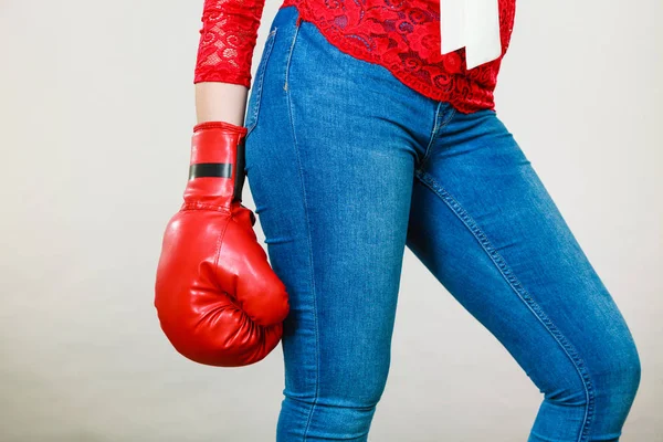 Mulher vestindo luva de boxe — Fotografia de Stock
