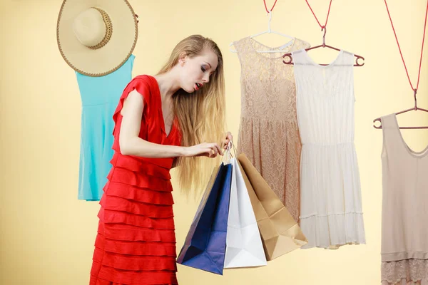 Žena v obchodě vybírání oblečení, prodej koncepce — Stock fotografie