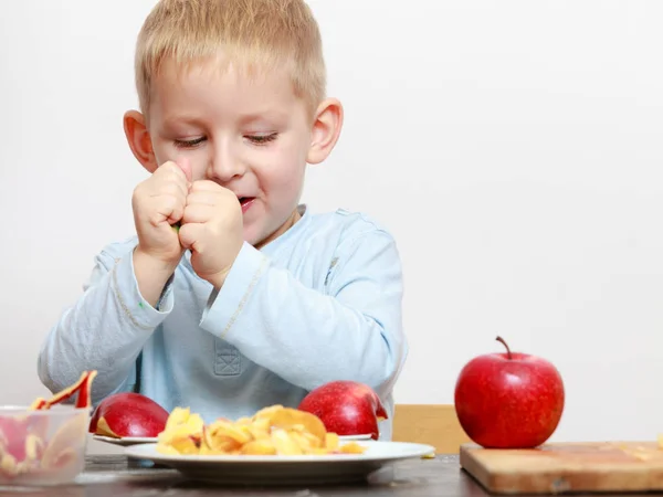 Lille pojken äta äpple för mellanmål — Stockfoto