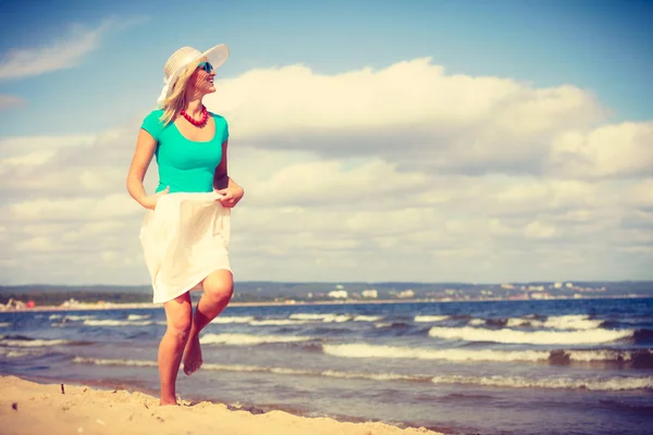 Mooie vrouw mooie kleding dragen. — Stockfoto