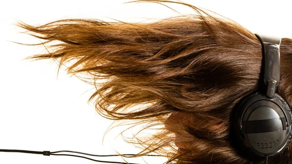風に吹かれた髪のヘッドフォンで音楽を聞いている男性 — ストック写真