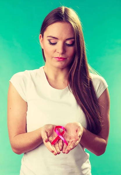 Vrouw met borstkanker kanker bewustzijn lint op handen — Stockfoto