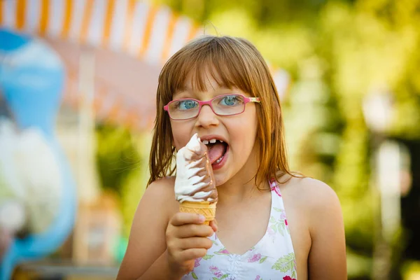 Batole dívka v brýlích jíst zmrzlinu — Stock fotografie