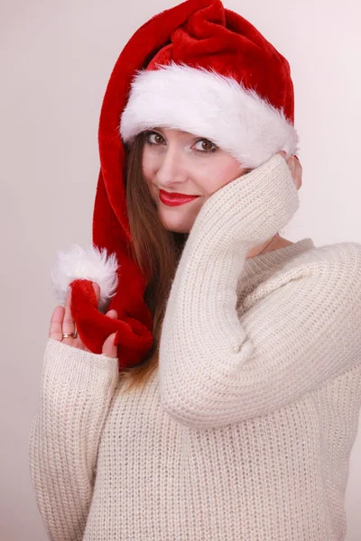 Donna con cappello di Babbo Natale — Foto Stock