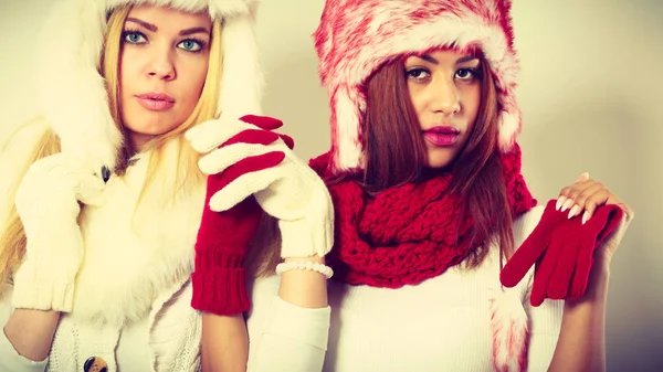 Zwei Mädchen mit Winteroutfit. — Stockfoto