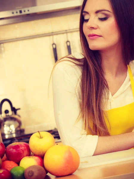 Sorrindo senhora na cozinha . — Fotografia de Stock