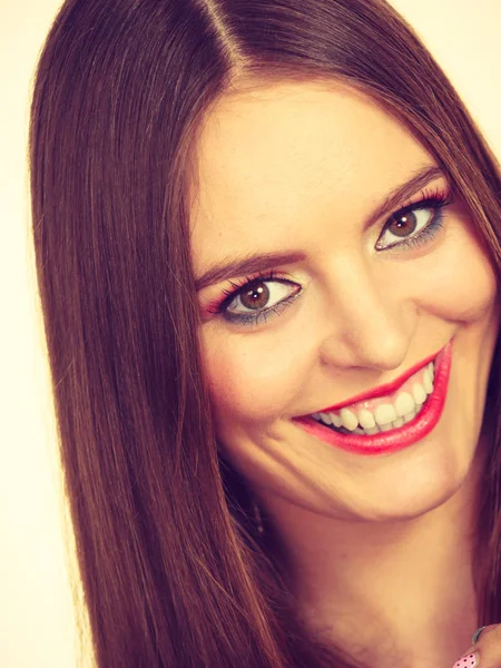 Mujer atractiva sonriente con maquillaje completo —  Fotos de Stock