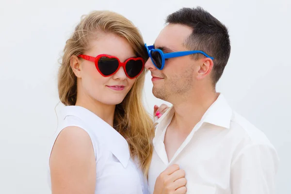 Hombre y mujer con gafas de sol en forma de corazón —  Fotos de Stock