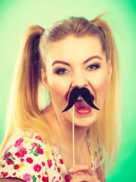 Mujer feliz sosteniendo bigote falso en palo — Foto de Stock