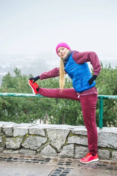 Femme portant des vêtements de sport s'exerçant à l'extérieur pendant l'automne — Photo
