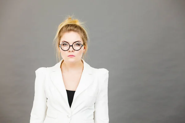 Entediado focado faculdade mulher professor vestindo óculos — Fotografia de Stock