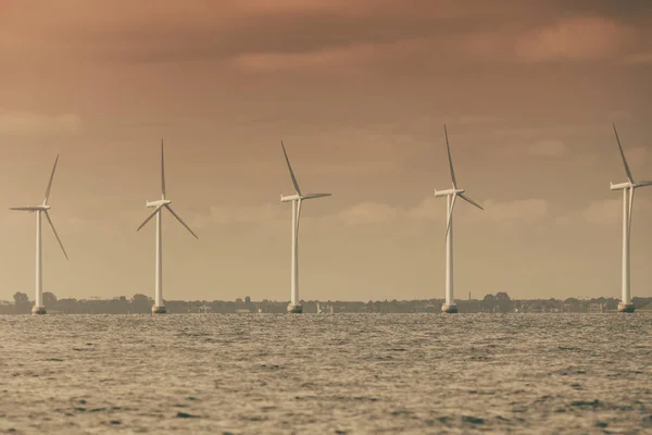 Větrné turbíny farmy v Baltském moři, Dánsko — Stock fotografie