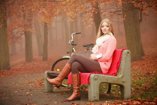 Chica escuchando música mp3 relajarse en el parque de otoño — Foto de Stock