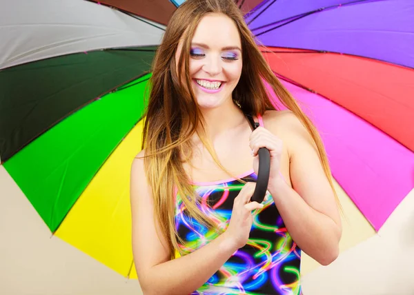 Femme heureuse posant en maillot de bain et parapluie coloré — Photo