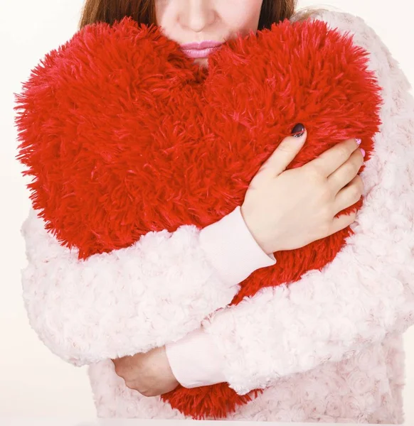 Mulher irritada segurando travesseiro em forma de coração — Fotografia de Stock
