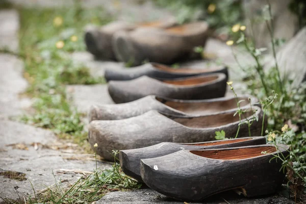 Ξύλινα Ολλανδικά παπούτσια, τσόκαρα παραδοσιακά υποδήματα — Φωτογραφία Αρχείου