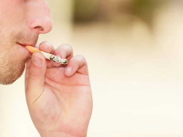 Hombre adulto fumando cigarrillo afuera — Foto de Stock