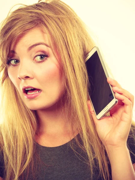 Сумасшедшая молодая женщина говорит по телефону — стоковое фото