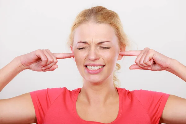 Mujer cerrando las orejas con los dedos —  Fotos de Stock