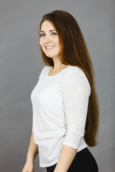 Felice donna positiva con lunghi capelli castani — Foto Stock