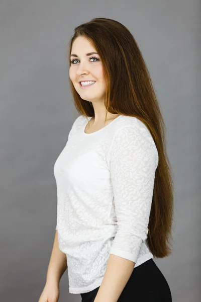 Gelukkig positieve vrouw met lang bruin haar — Stockfoto