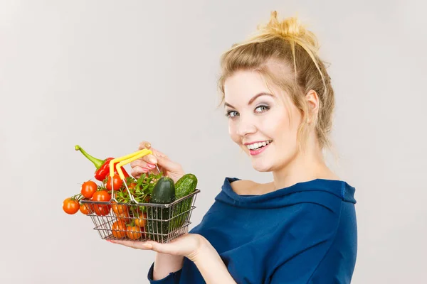 Mujer sostiene cesta con verduras —  Fotos de Stock