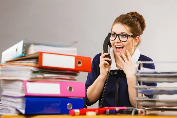 Feliz secretaria mujer de negocios en el cargo — Foto de Stock