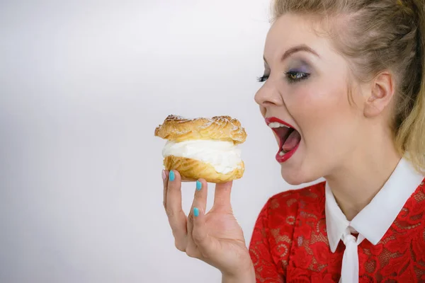 Woman holding cupcake dessert with cream — Stock Photo, Image
