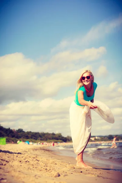 Vonzó nő a parton. — Stock Fotó
