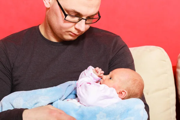 父亲在毯子抱着小宝宝的婴儿 — 图库照片