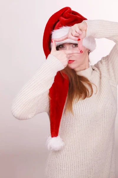 Christmas kvinna att göra ram med händerna — Stockfoto