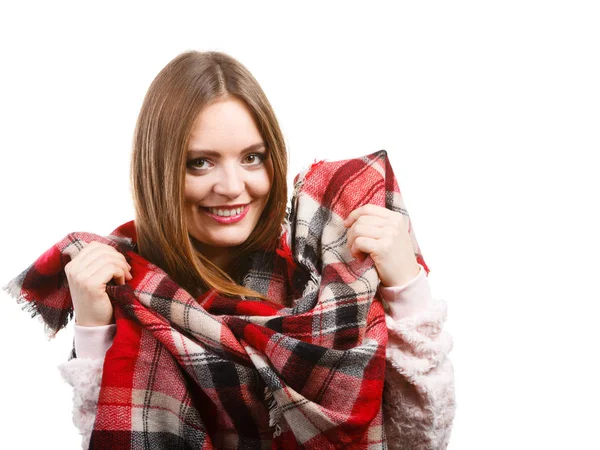 Mujer usando bufanda aislada — Foto de Stock