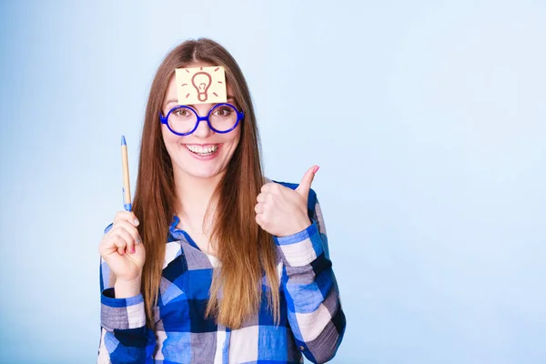 Frau denkt Glühbirne auf dem Kopf, kreatives Mädchen viele Ideen — Stockfoto