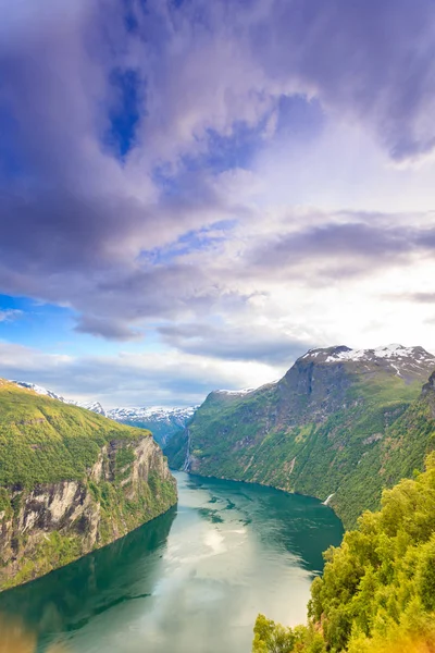 Ver en Geirangerfjord desde el punto de vista Flydasjuvet Noruega — Foto de Stock