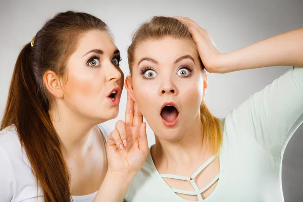 Two women telling gossip — Stock Photo, Image