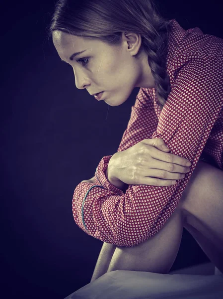 Traurige depressive junge Frau im Bett — Stockfoto