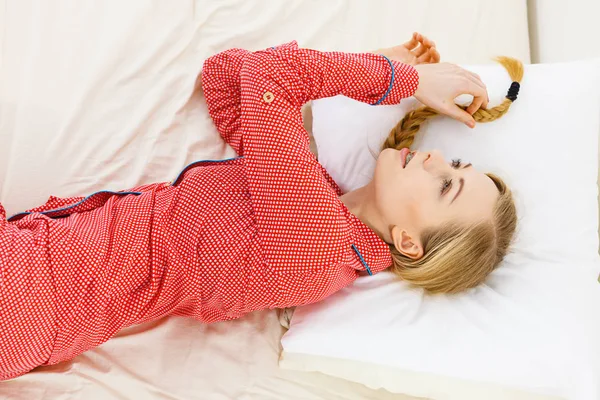 Nachdenkliche Frau liegt im Bett — Stockfoto