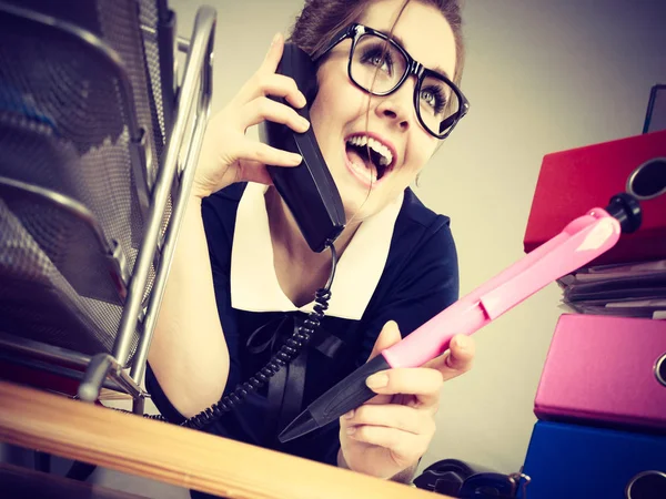 Γυναίκα ευτυχισμένη γραμματέας στο γραφείο — Φωτογραφία Αρχείου