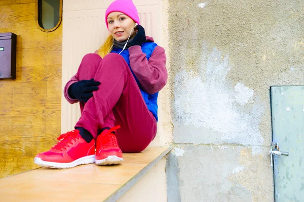 Kvinna som bär varma sportkläder avkopplande efter träningen — Stockfoto