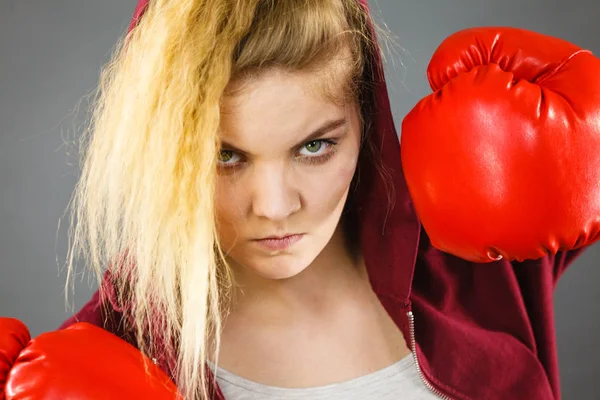 Donna che indossa guanti da boxe — Foto Stock