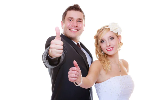 Glücklicher Bräutigam und Braut posieren für Hochzeitsfoto — Stockfoto