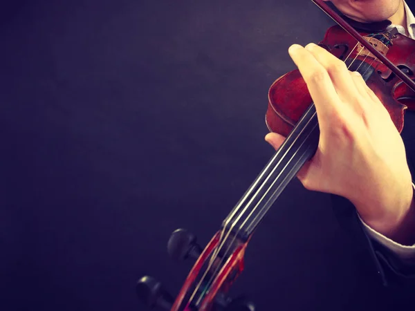 Hombre hombre vestido elegantemente tocando el violín —  Fotos de Stock