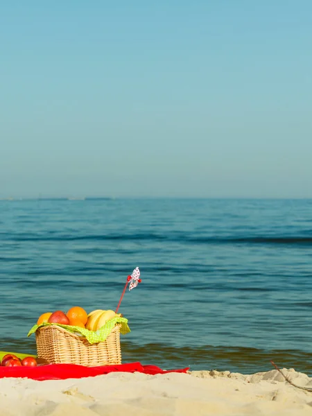 Cesto da picnic su coperta vicino al mare — Foto Stock