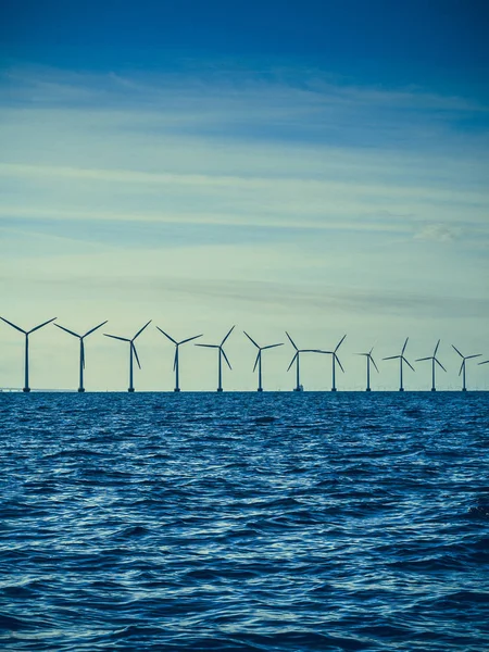 Turbinas eólicas granja generador de energía a lo largo de la costa mar —  Fotos de Stock
