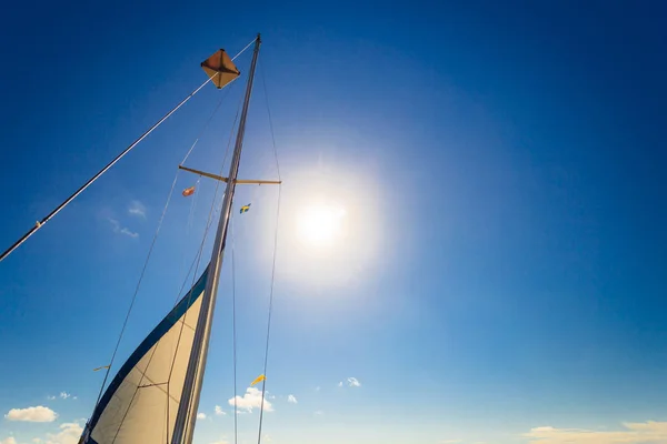 Navigazione in barca a vela durante il tempo soleggiato — Foto Stock