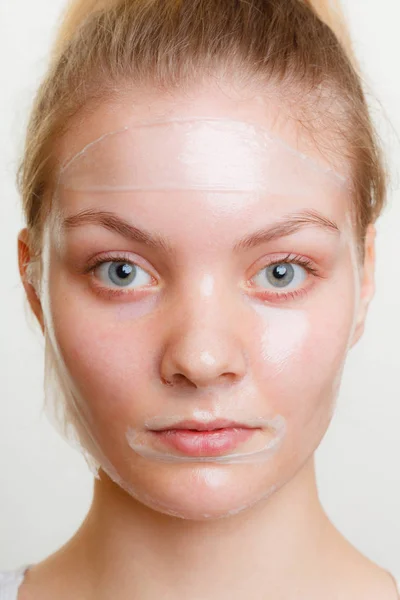 Mujer en la piel facial de la máscara . — Foto de Stock