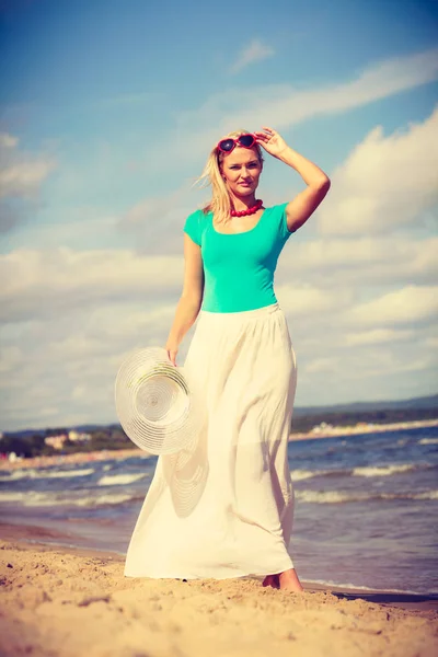 Mulher loira vestindo vestido andando na praia — Fotografia de Stock